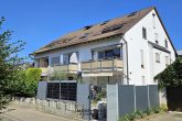 Sonnige und gut geschnittene 3,5 Zimmer-Wohnung mit Balkon und TG-Stellplatz in Kirchheim-Ötlingen - Hausansicht