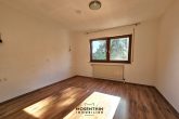 Sonnige und gut geschnittene 3,5 Zimmer-Wohnung mit Balkon und TG-Stellplatz in Kirchheim-Ötlingen - Schlafzimmer